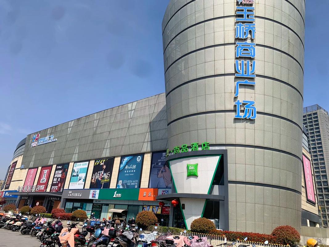 國(guó)際商貿(mào)城, 玉橋廣場(chǎng)